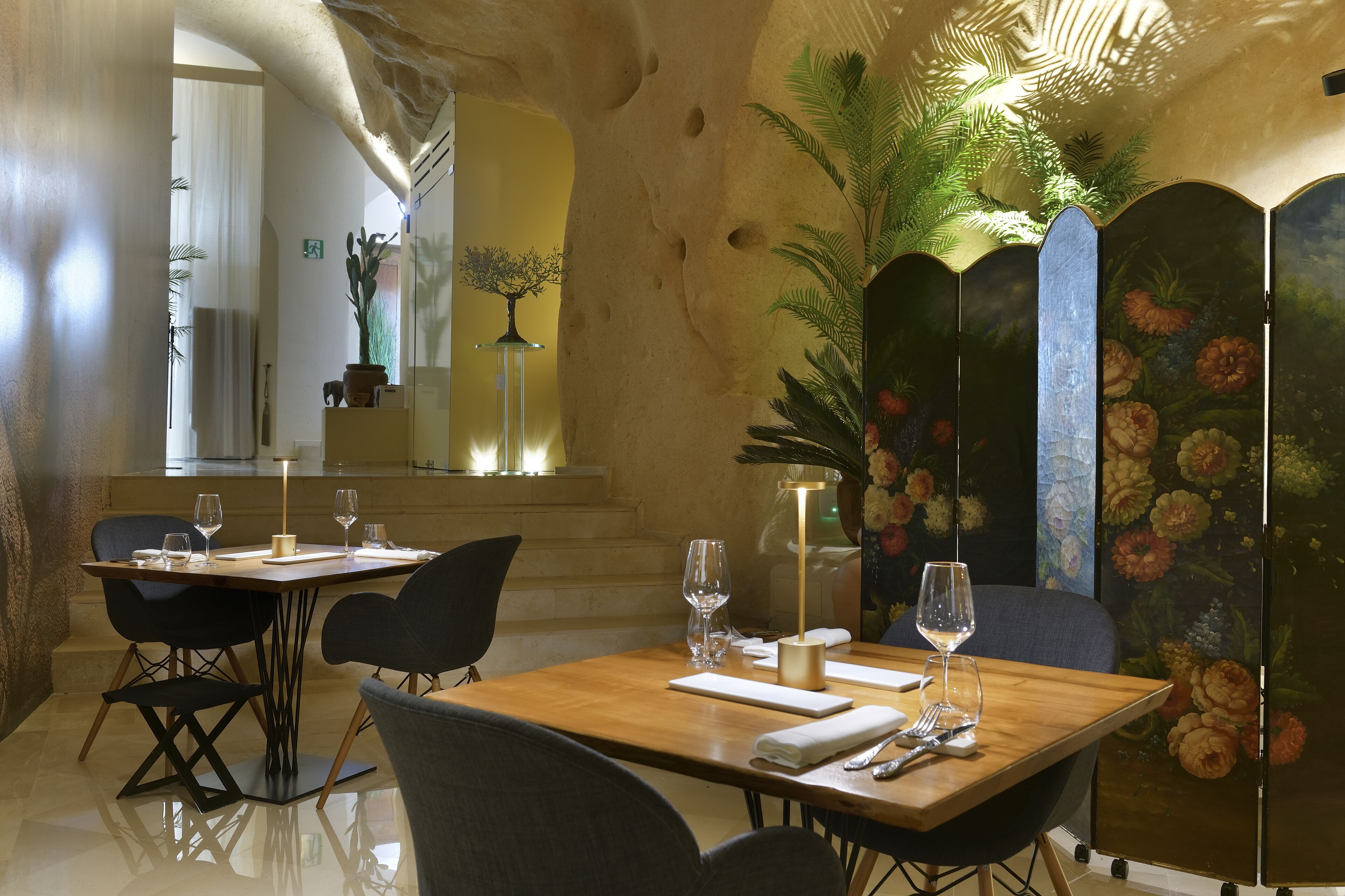 breakfast, lunch, dinner served; local cuisine, al fresco dining