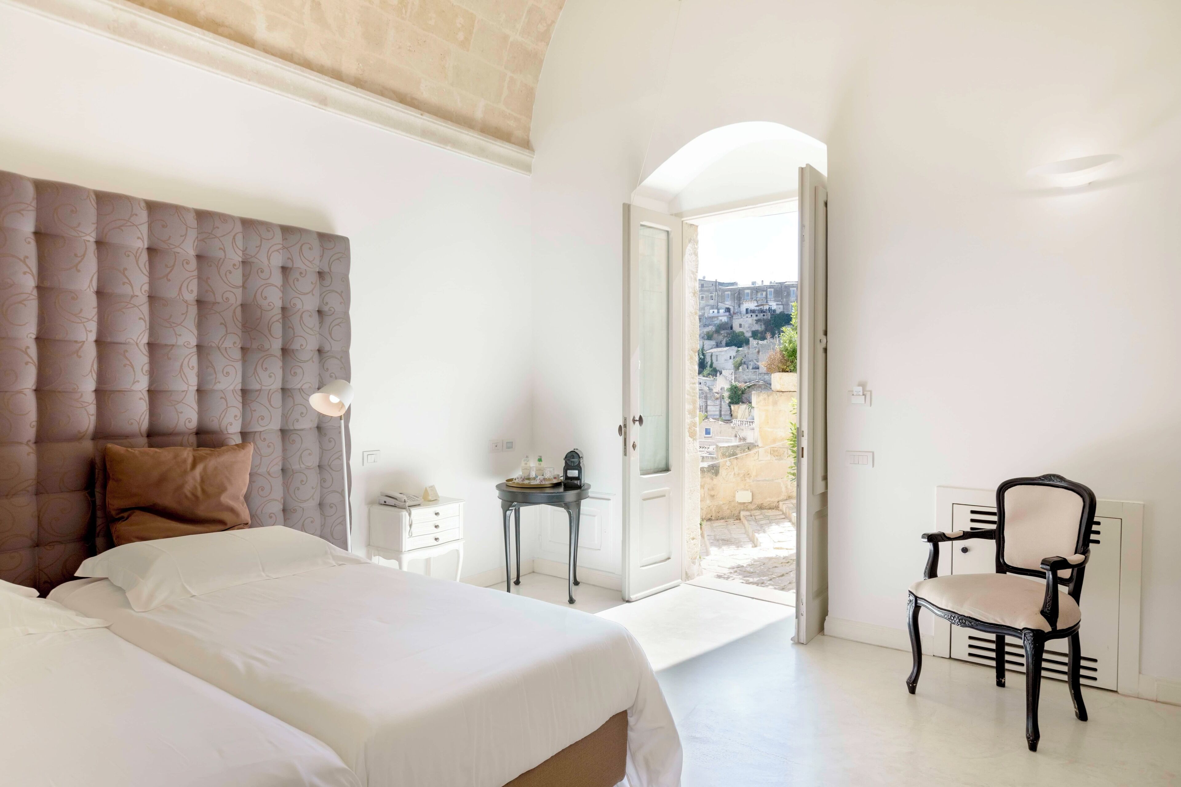 Minibaari, tallelokero huoneessa, äänieristys, silitysrauta/-lauta