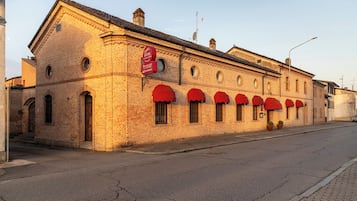 Un edificio storico in mattoni con un'insegna per un hotel e un ristorante.