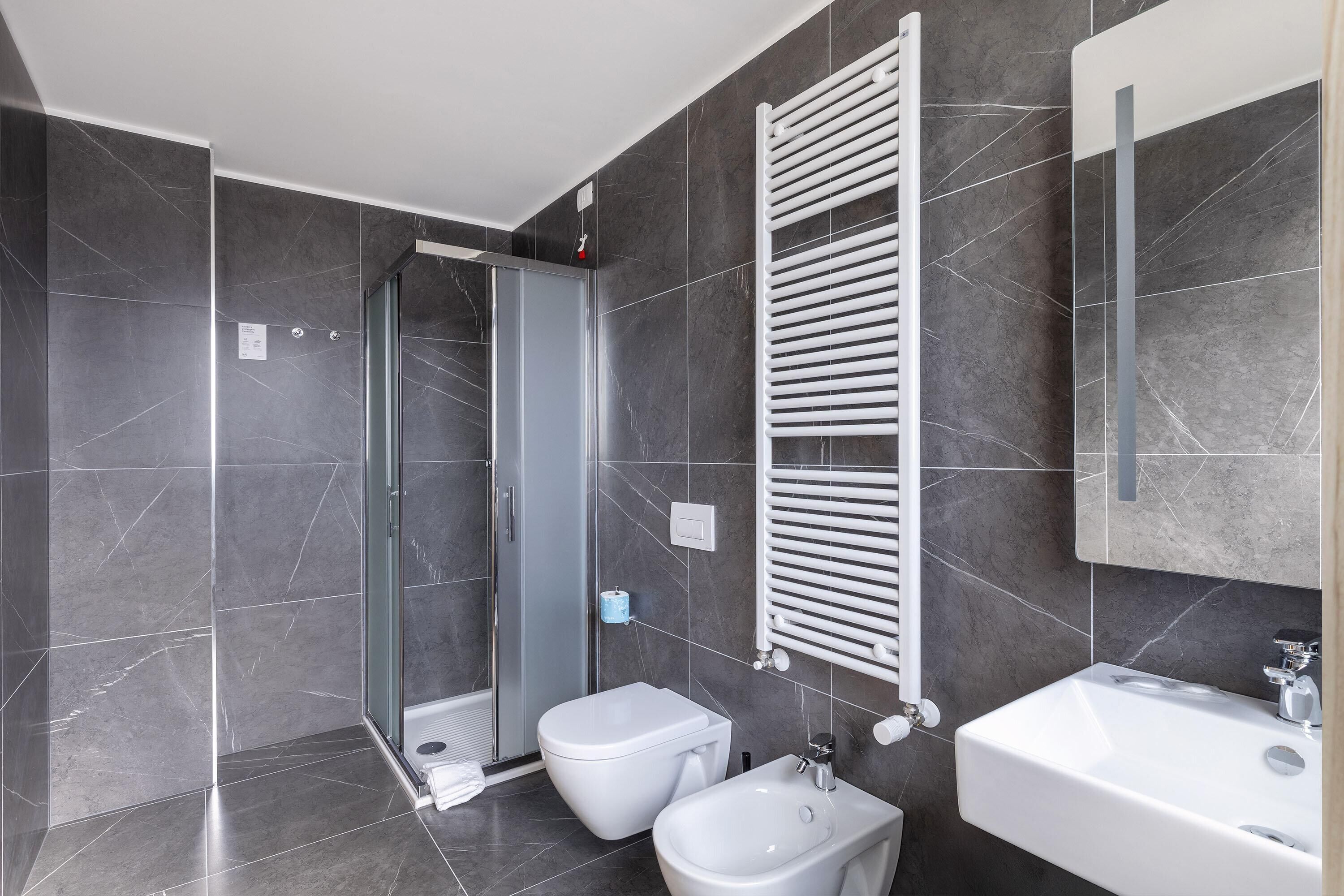 Dusche, Haartrockner, Bidet, Handtücher