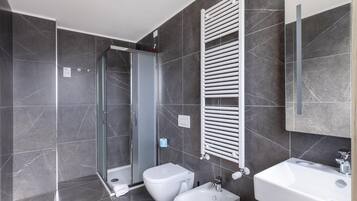 Dusche, Haartrockner, Bidet, HandtĂŒcher