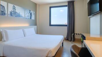 Safe på rommet, skrivebord, wi-fi (inkludert) og sengetøy