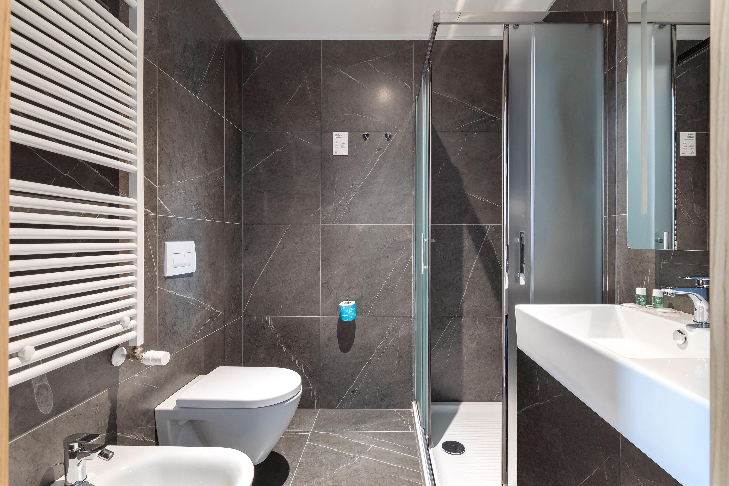 Doccia, asciugacapelli, bidet, asciugamani