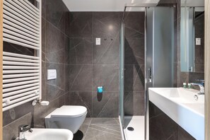 تجهيزات دش، مجففات شعر، مراحيض شطف، مناشف