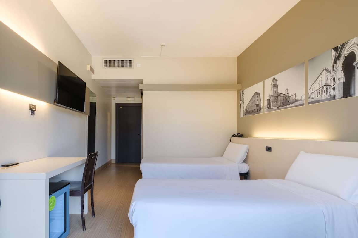 Twin kamer, niet-roken | Een kluis op de kamer, een bureau, gratis wifi, beddengoed