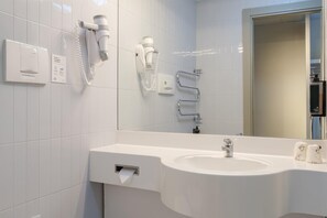 ตู้นิรภัยในห้องพัก, โต๊ะทำงาน, Wi-Fi ฟรี, ผ้าปูที่นอน