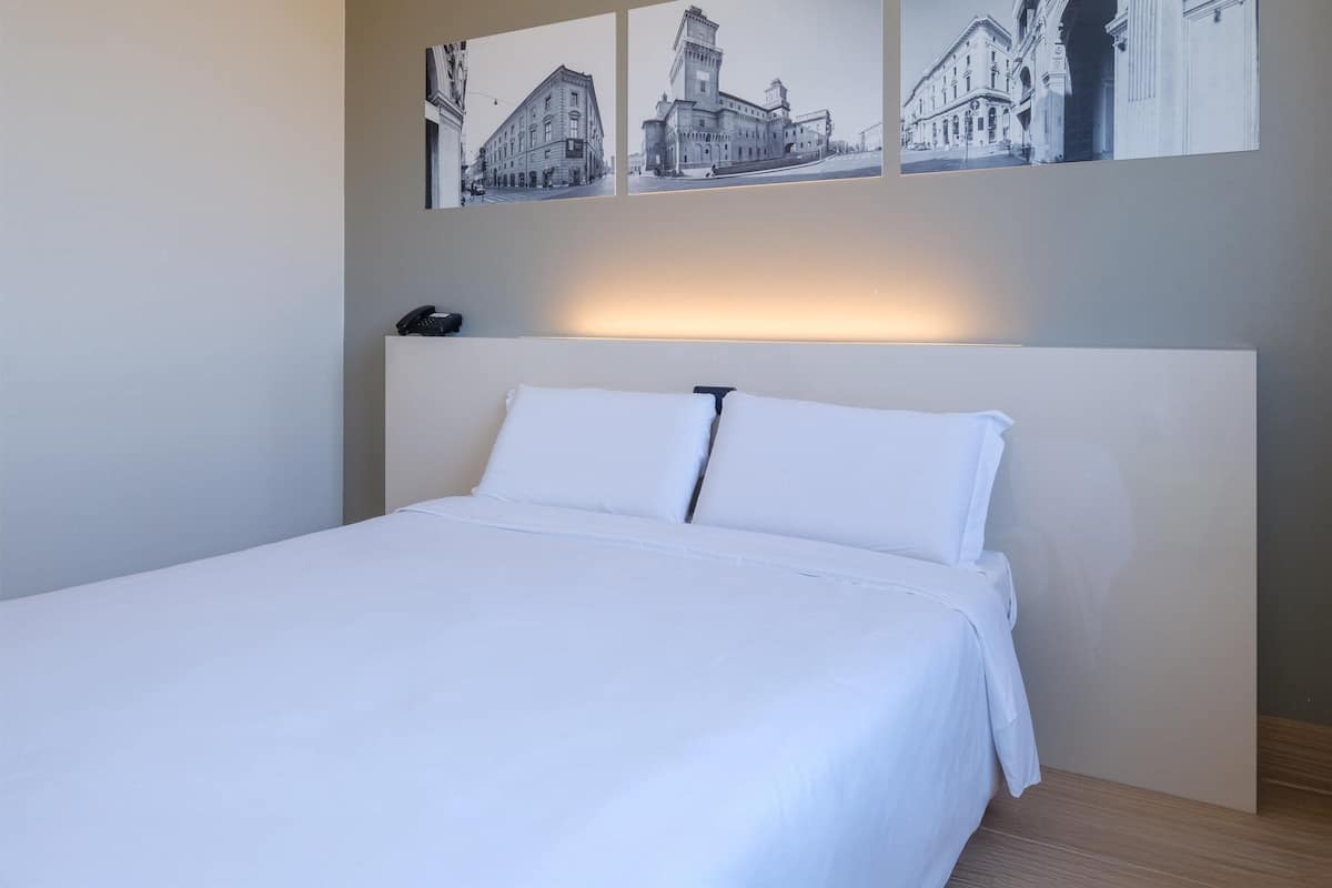 Double Room, Non Smoking | In-room safe, desk, free WiFi, bed sheets