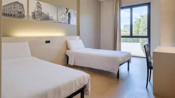 Habitación con 2 camas individuales, 2 camas individuales, accesible en silla de ruedas | Caja fuerte, escritorio, wifi gratis y ropa de cama