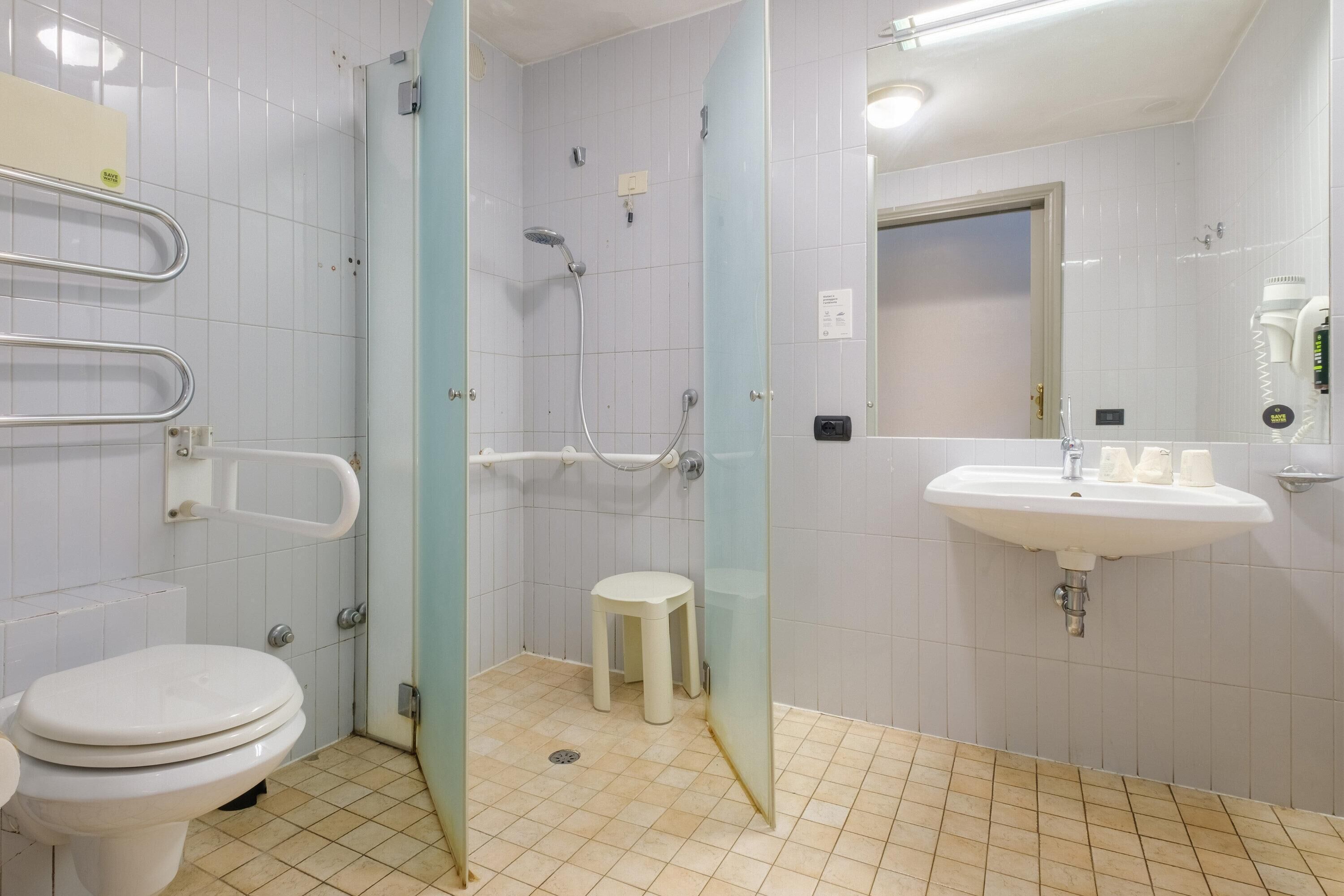 Twin Room, 2 Twin Beds, Mobility Accessible, Non Smoking | Bathroom | Shower, hair dryer, bidet, towels