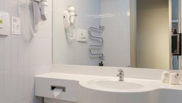 Douche, sèche-cheveux, bidet, serviettes fournies