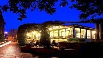 Fassade der Unterkunft – Abend/Nacht