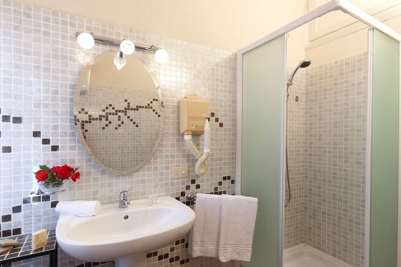 standard double room | bathroom | shower, rainfall showerhead, free toiletries, hair dryer