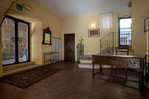 Lobby sitting area - Albergo Scilla (Sorano)