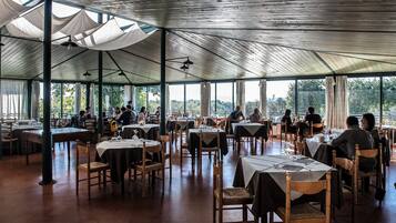 Frühstück, Mittagessen, italienische Küche, Blick auf den Garten