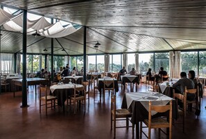 供应早餐、午餐和晚餐，意大利菜，花园景观