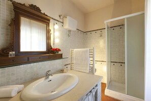 Douche, douche à « effet pluie », articles de toilette gratuits