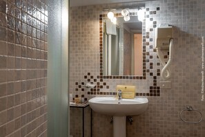 Standard Double Room | Bathroom | Shower, rainfall showerhead, free toiletries, hair dryer - Albergo Scilla (Sorano)