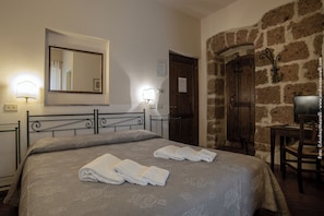 Minibar, in-room safe, desk, free WiFi - Albergo Scilla (Sorano)