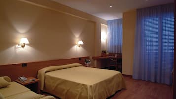 Daunenbettdecken, Minibar, Schreibtisch, schallisolierte Zimmer