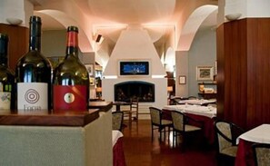 供應午餐及晚餐;多國菜