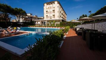 Een seizoensgebonden buitenzwembad en parasols bij het zwembad