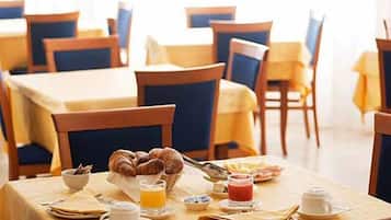 Petit déjeuner buffet (7 EUR par personne)
