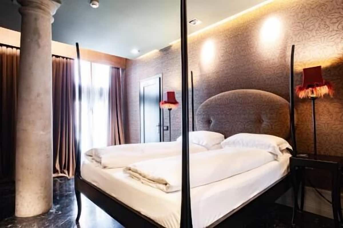 오리/거위털 이불, 미니바, 객실 내 금고, 책상