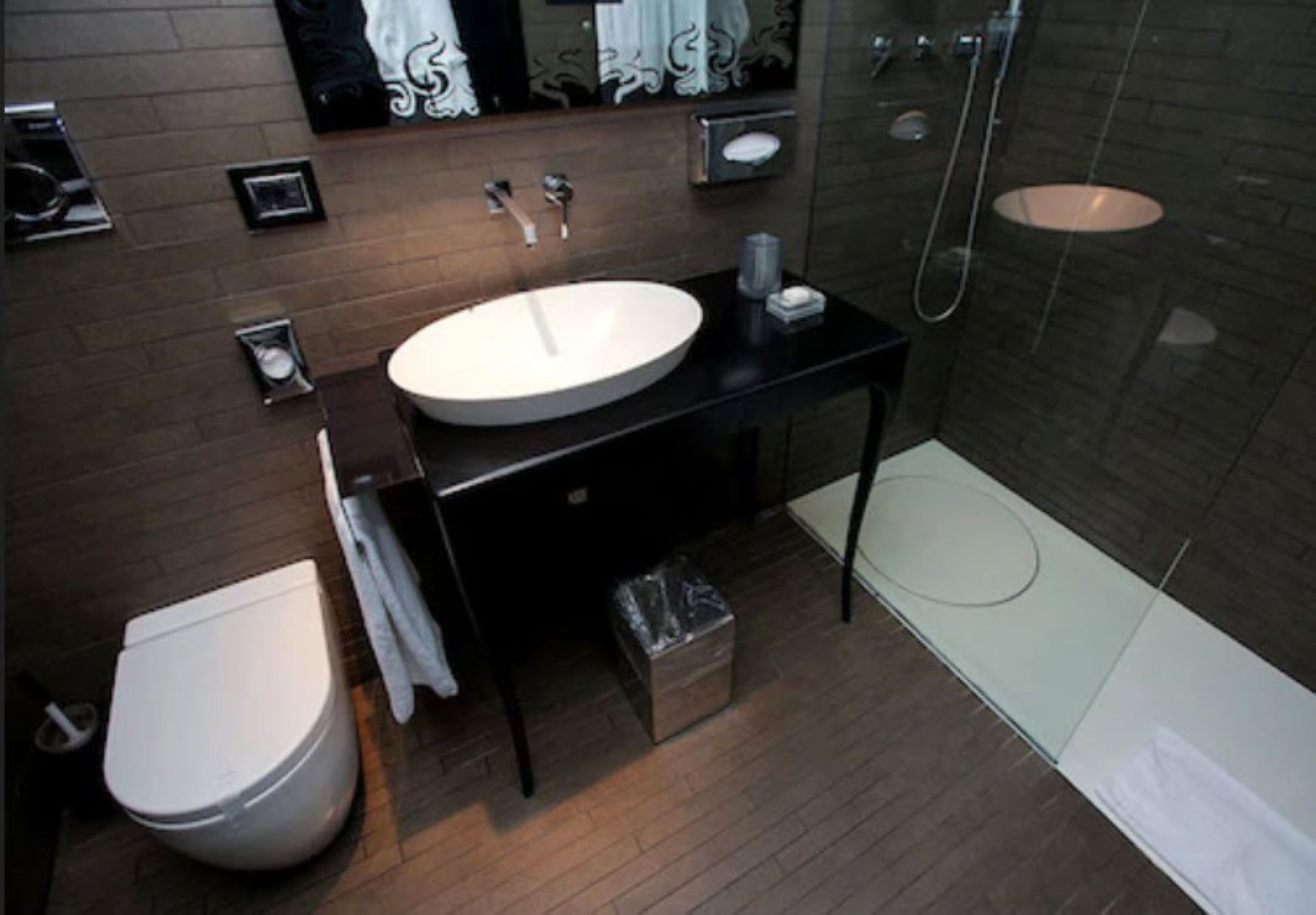 junior suite, 1 queen bed, city view (classic) | 1 bedroom, down duvets, minibar, in-room safe