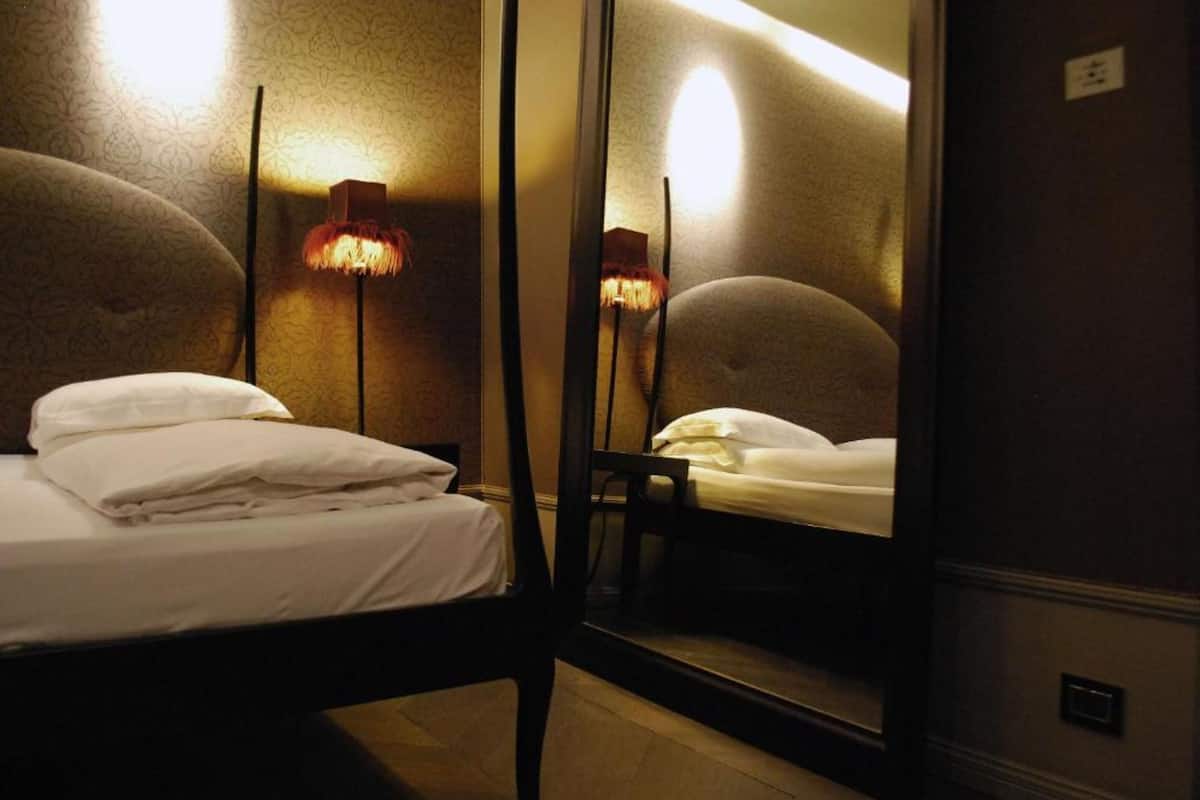 Quarto clássico, 1 cama Queen, no piso térreo | 1 quarto, edredons de pluma, frigobar, cofres nos quartos