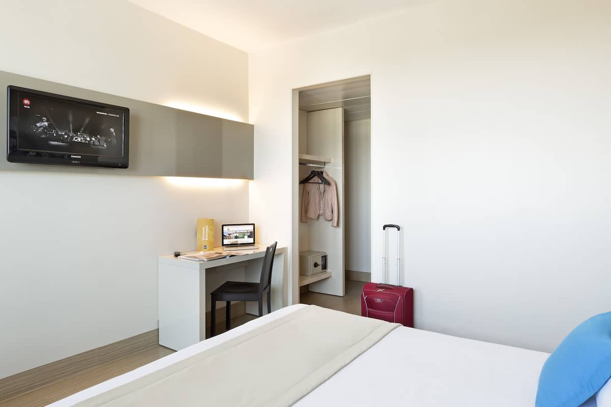 Tweepersoonskamer, niet-roken | Donsdekens, een kluis op de kamer, individueel gemeubileerd, een bureau