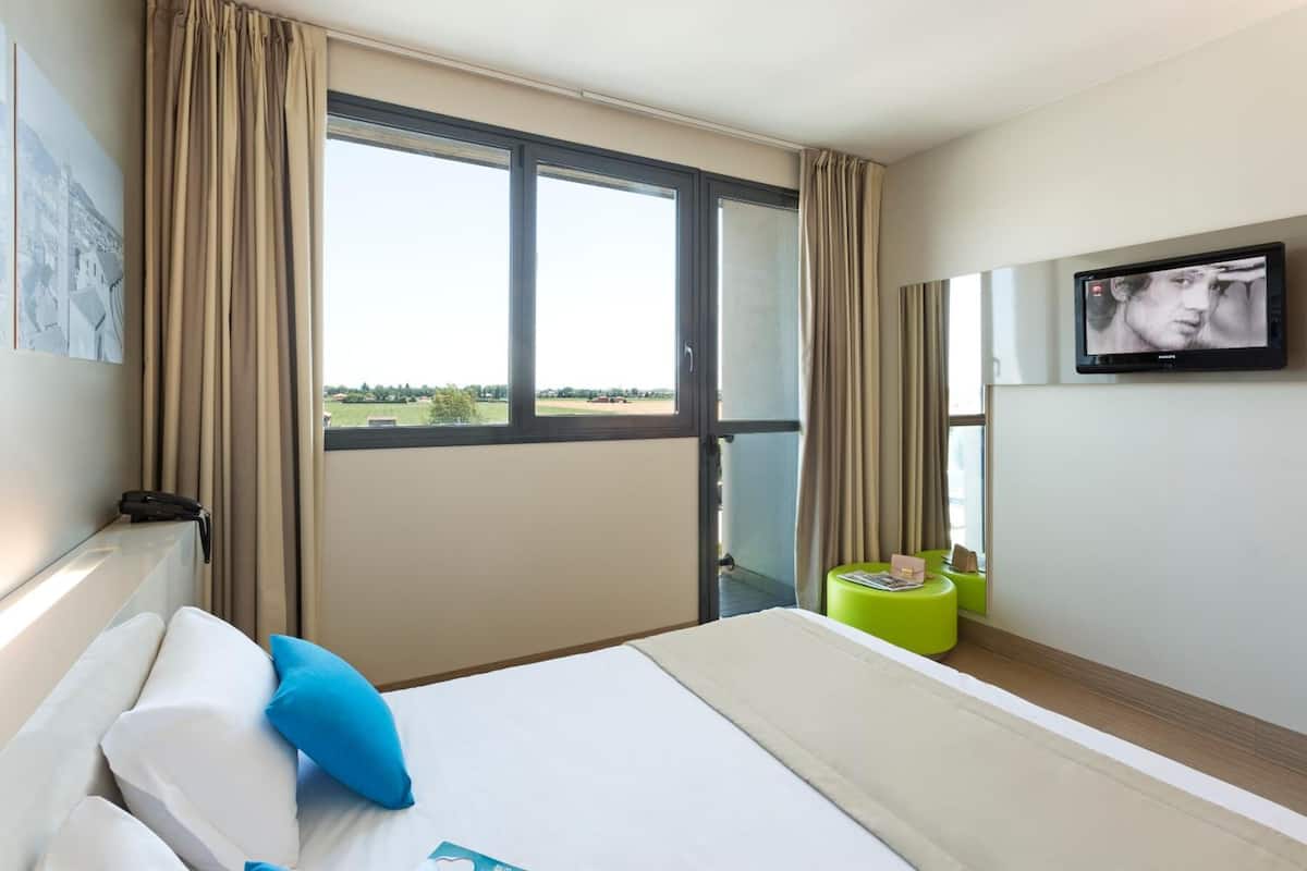 Superior tweepersoonskamer | Donsdekens, een kluis op de kamer, individueel gemeubileerd, een bureau