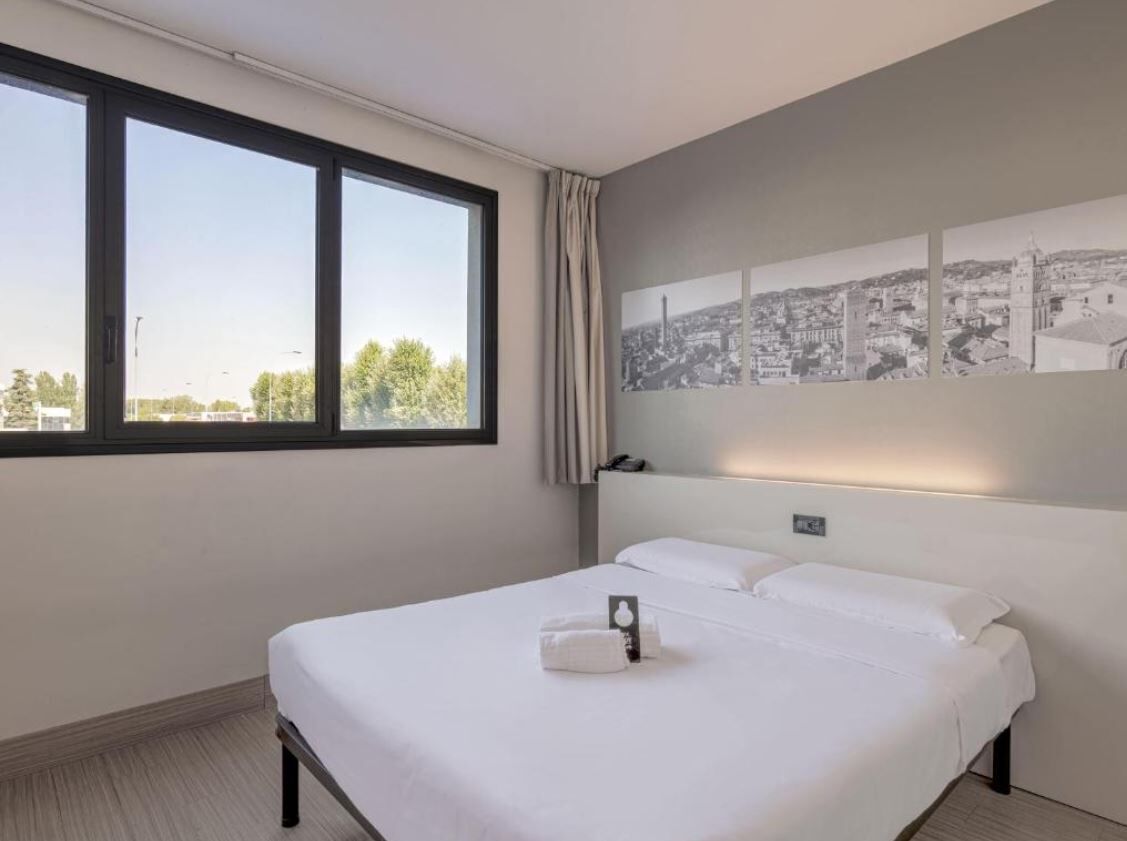 Cubrecamas, caja de seguridad en la habitación y muebles diferentes 