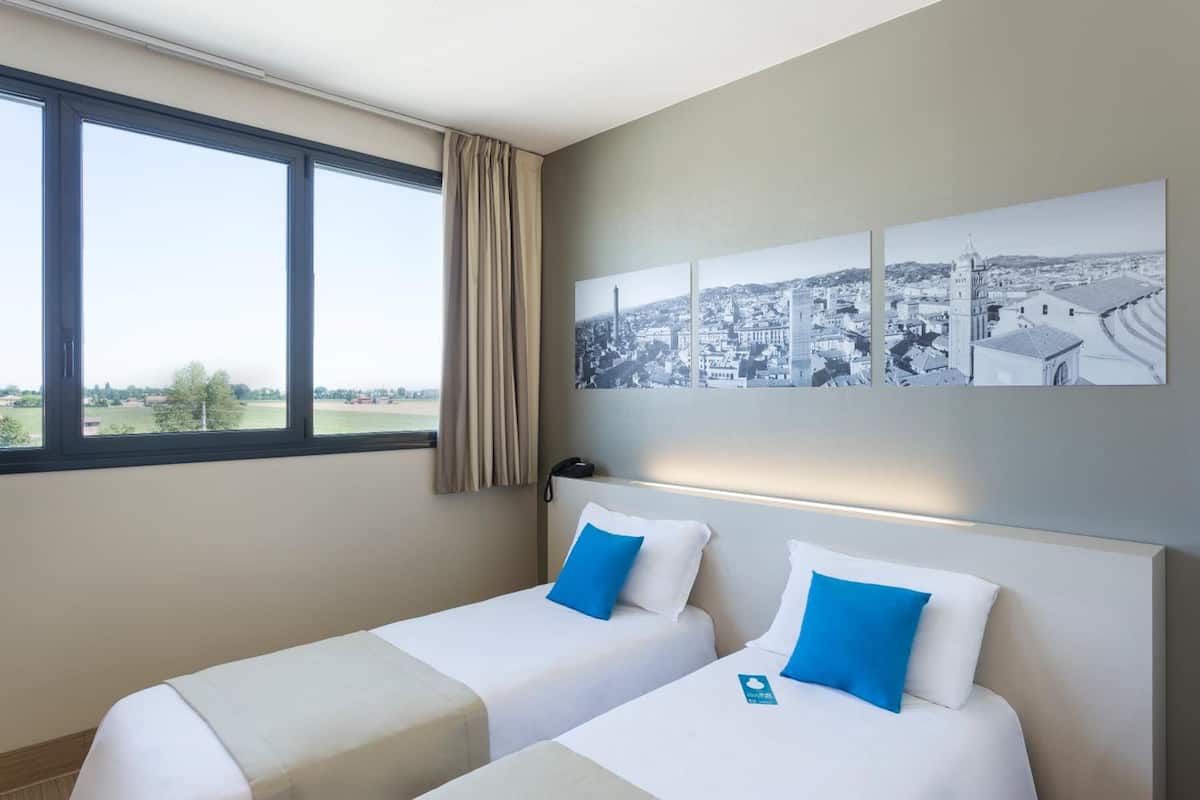 Donsdekens, een kluis op de kamer, individueel gemeubileerd, een bureau