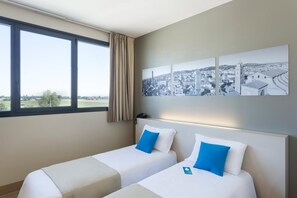 Donsdekens, een kluis op de kamer, individueel gemeubileerd, een bureau