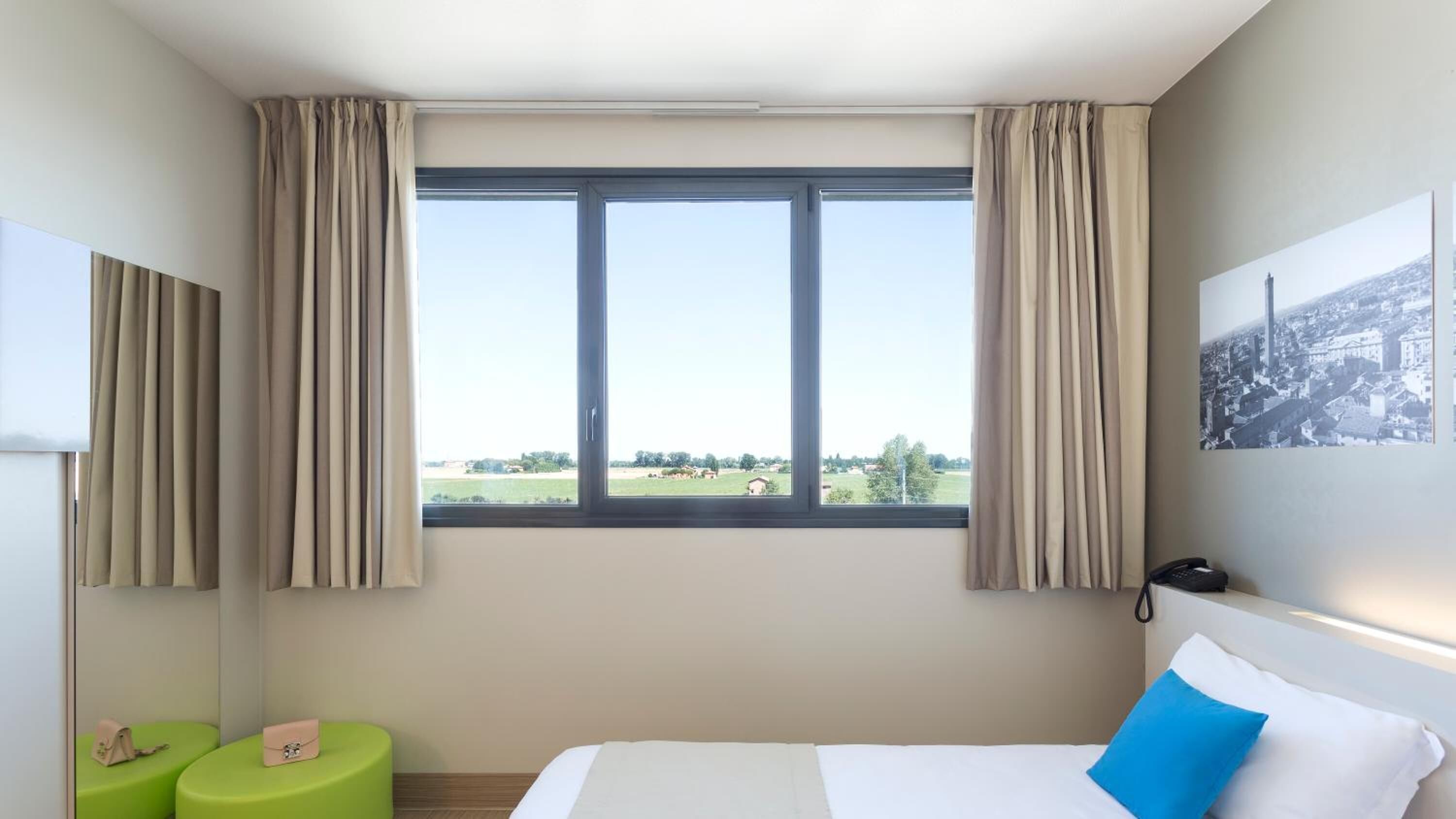 Donsdekens, een kluis op de kamer, individueel gemeubileerd, een bureau