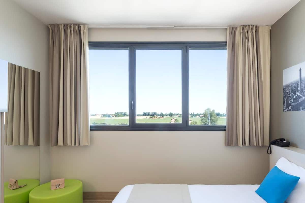 Donsdekens, een kluis op de kamer, individueel gemeubileerd, een bureau