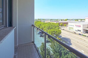 Edredón, caja de seguridad en la habitación y muebles diferentes 