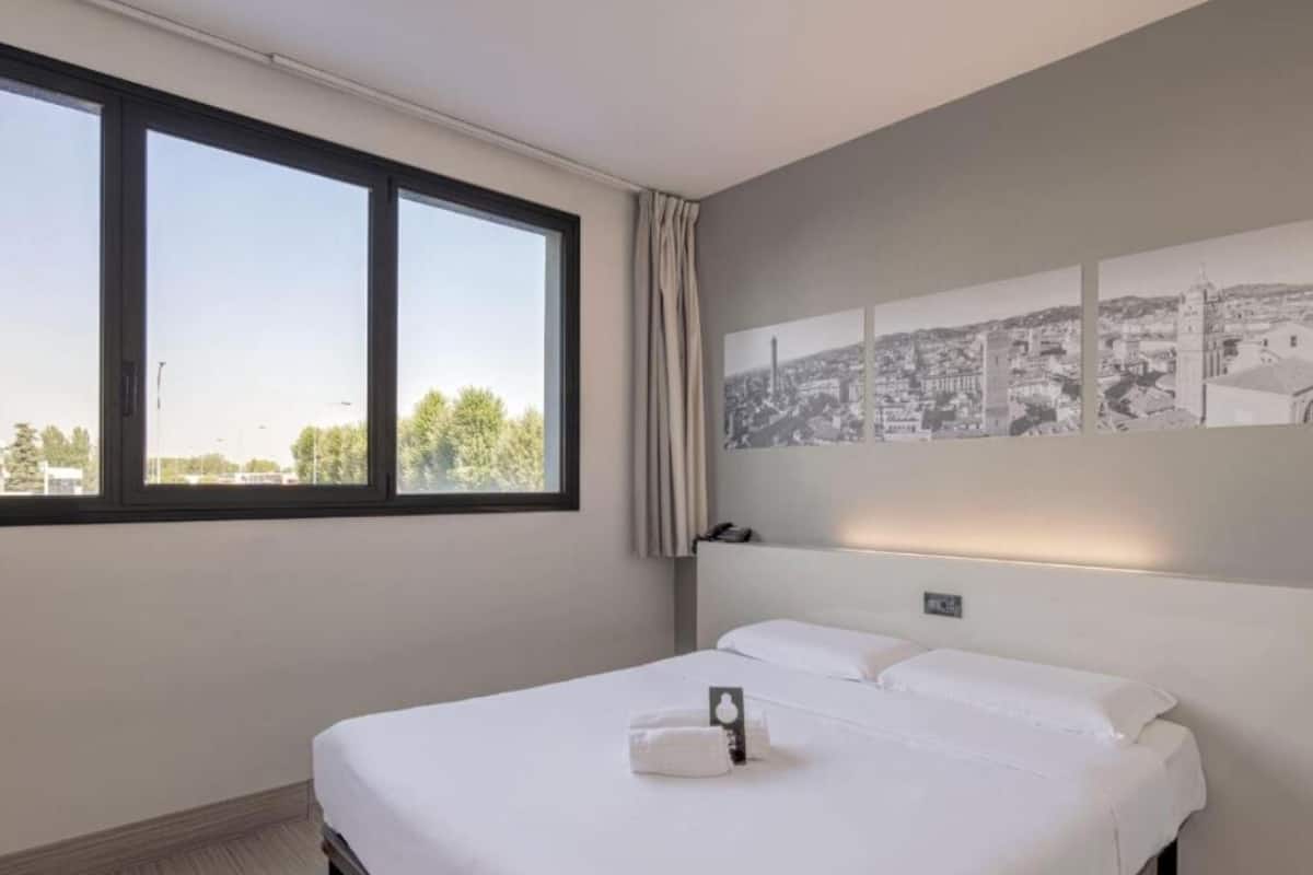 Cubrecamas, caja de seguridad en la habitación y muebles diferentes