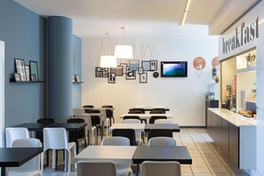 Desayuno buffet diario (EUR 7.9 por persona)