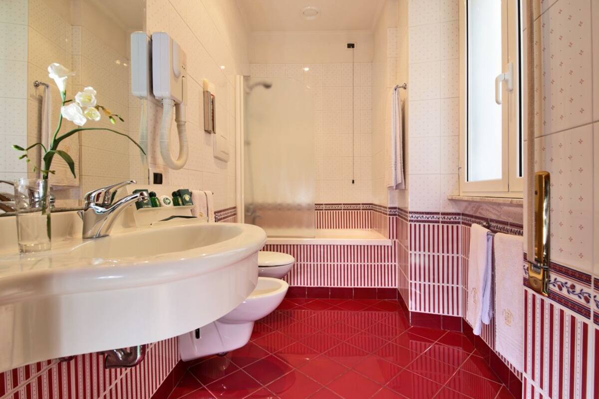 junior suite | bathroom | shower, hydromassage showerhead, free toiletries, hair dryer