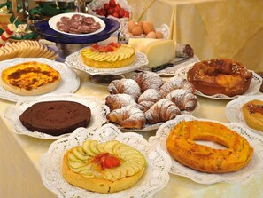 Petit déjeuner buffet (11 EUR par personne)