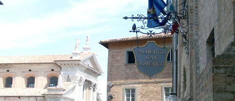 A building with a sign reading "Alberto Sannino."