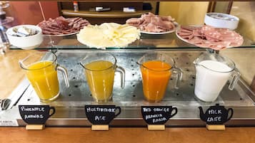 Colazione a buffet, servita tutte le mattine (8.9 EUR a persona)
