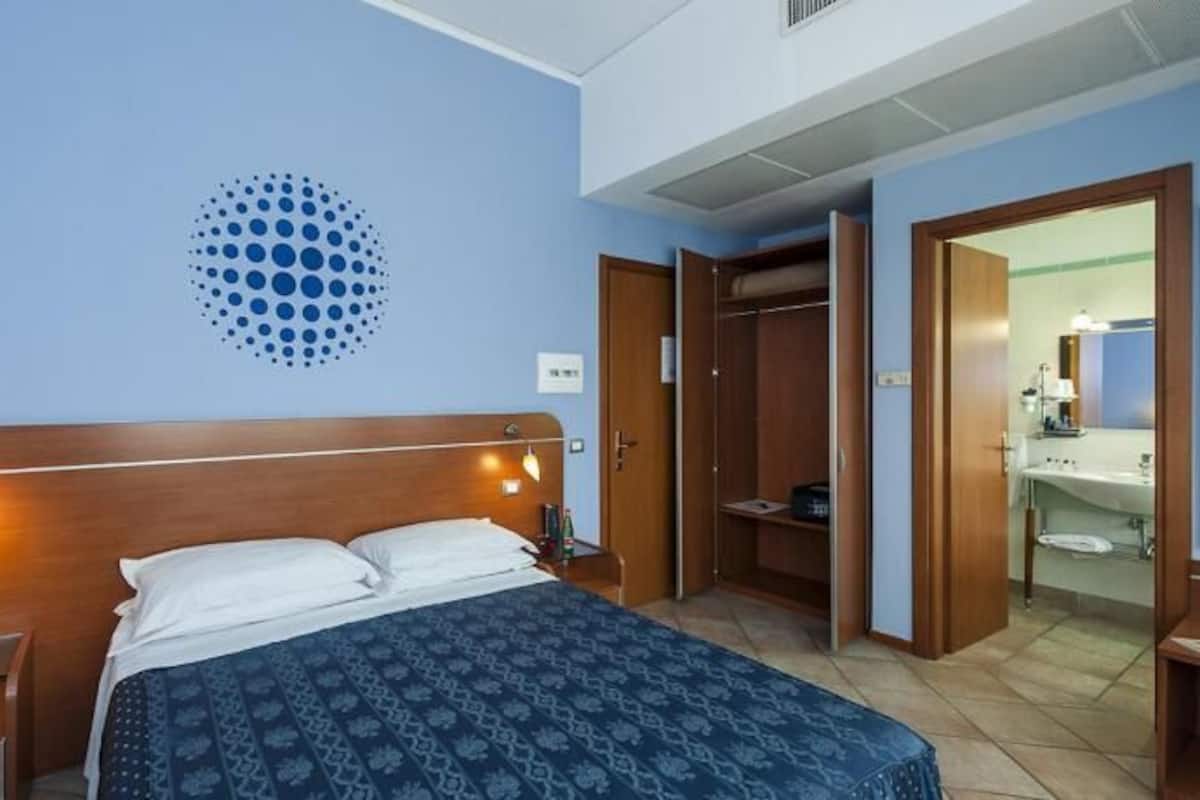 Pillowtop beds, minibar, in-room safe, desk