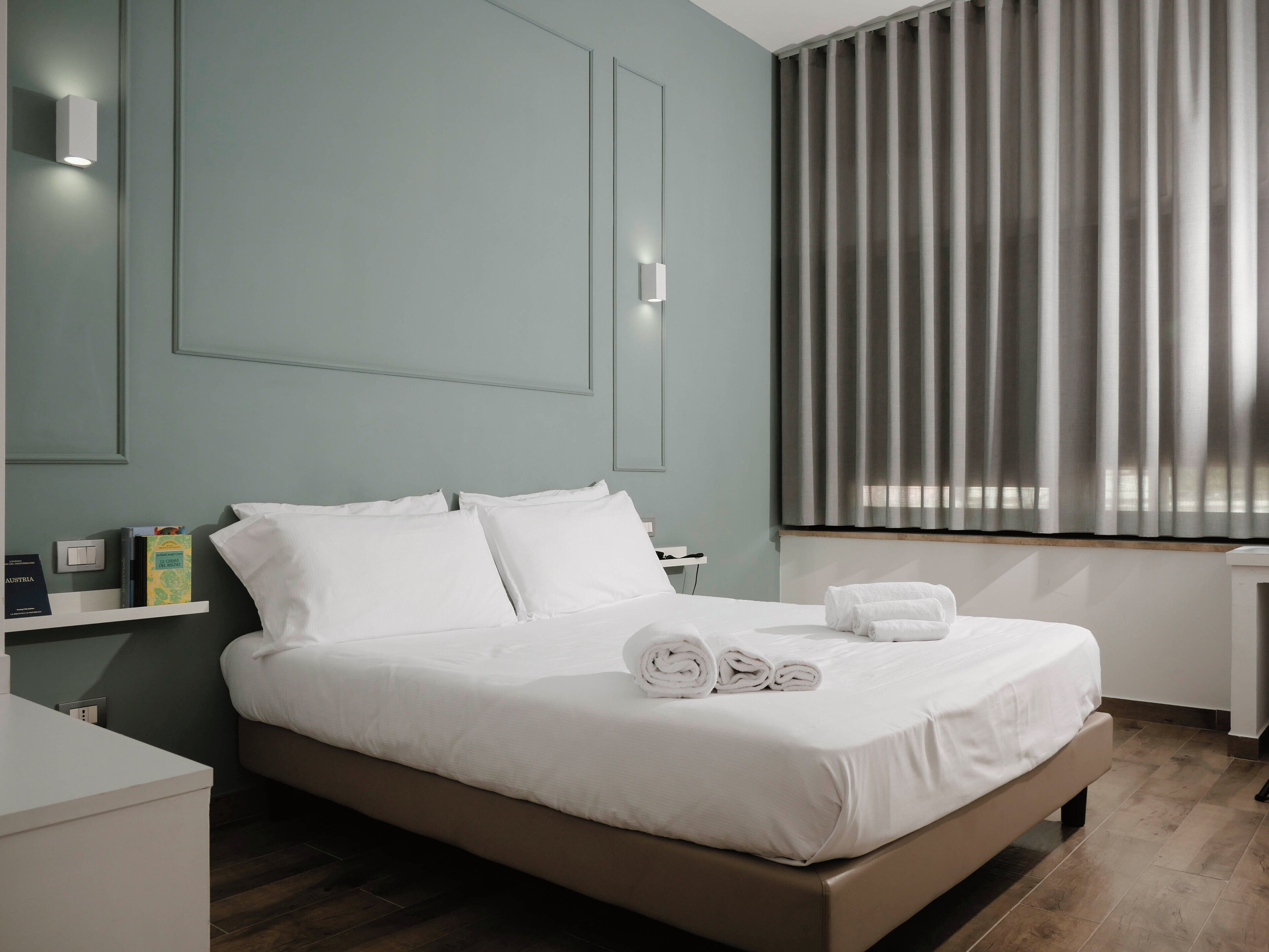 Klassieke kamer, 1 twee- of 2 eenpersoonsbedden | Pillowtop-bedden, een minibar, een kluis op de kamer, een bureau