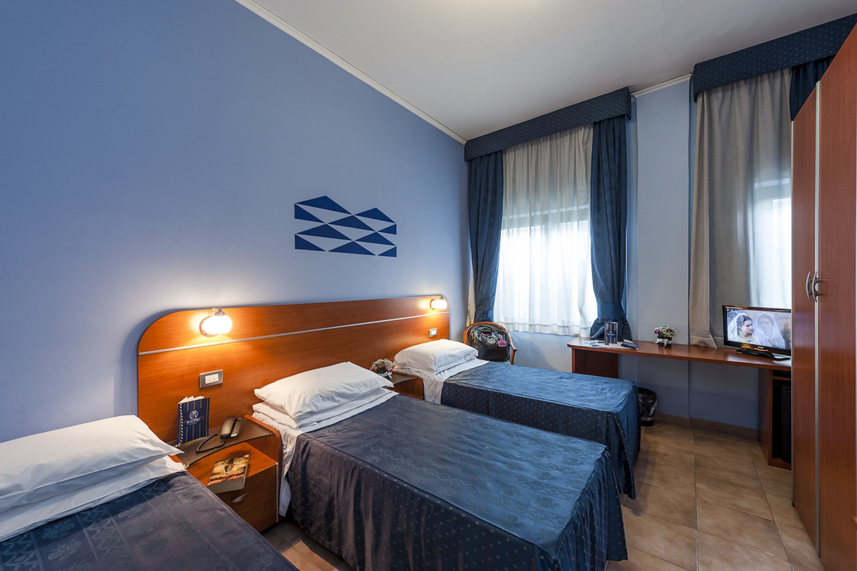 Dreibettzimmer | Badezimmer | Duschwanne, Komfortbadewanne, Regendusche, kostenlose Toilettenartikel