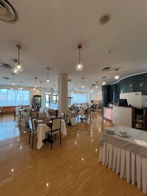 Breakfast, lunch, dinner served; local cuisine 