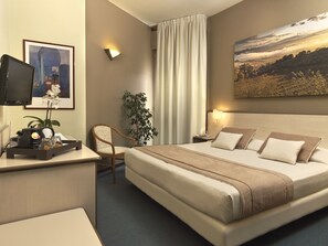 Superior Double or Twin Room | Minibar, in-room safe, desk, iron/ironing board - Hotel Ristorante Alcide (Poggibonsi)