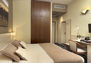 Minibar, Zimmersafe, Schreibtisch, Bügeleisen/Bügelbrett