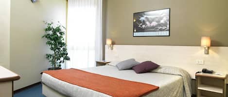 Standard-Doppel- oder -Zweibettzimmer | Minibar, Zimmersafe, Schreibtisch, Bügeleisen/Bügelbrett